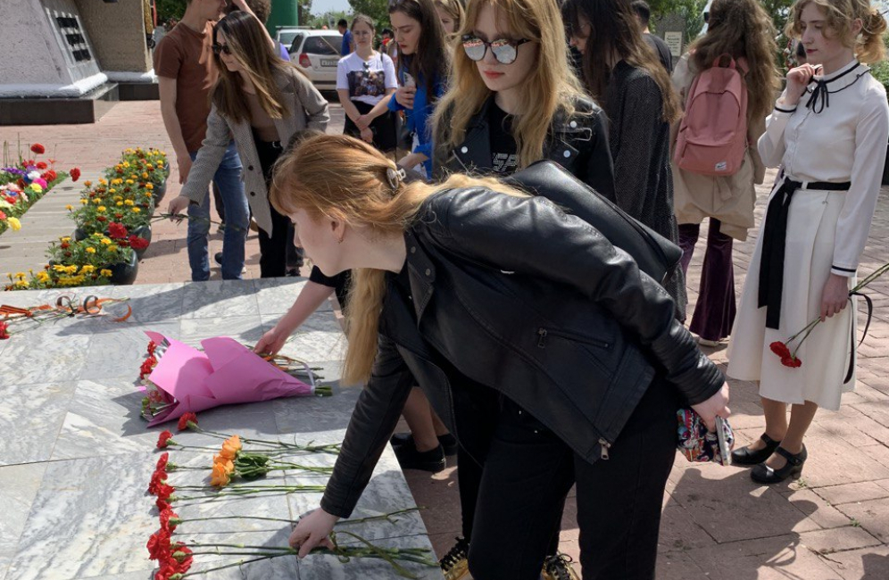 Педагоги и студенты Астраханской консерватории приняли участие  в возложении цветов к мемориалу на Братской могиле