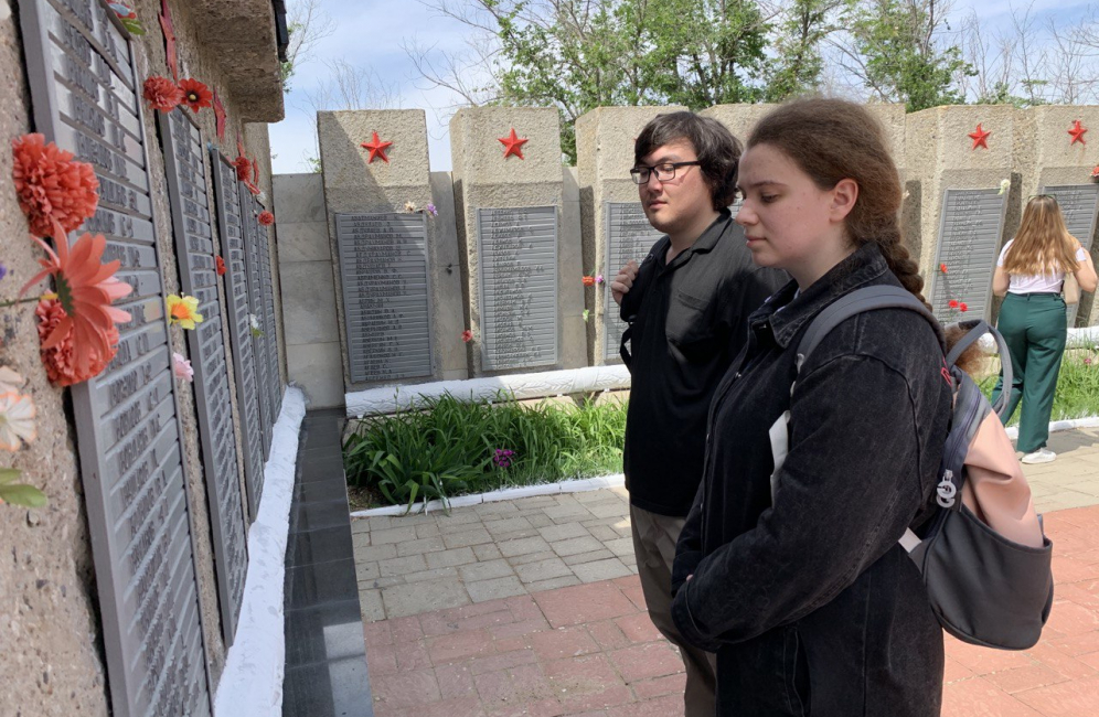 Педагоги и студенты Астраханской консерватории приняли участие  в возложении цветов к мемориалу на Братской могиле