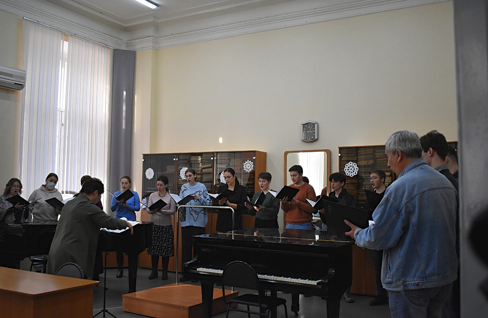 В Астраханской консерватории прошла творческая встреча с композитором и дирижером Дмитрием Батиным