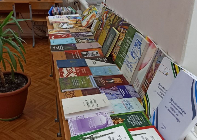 В Астраханской консерватории проходит обзорная выставка научных трудов педагогов вуза