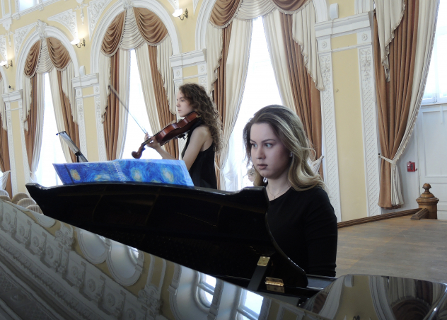 Играют студенты Астраханской консерватории
